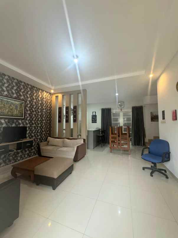 dijual rumah villa full furnish lokasi temas kota batu