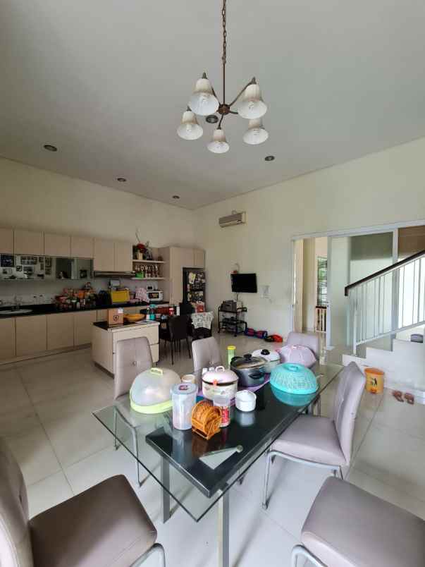 dijual rumah villa valencia