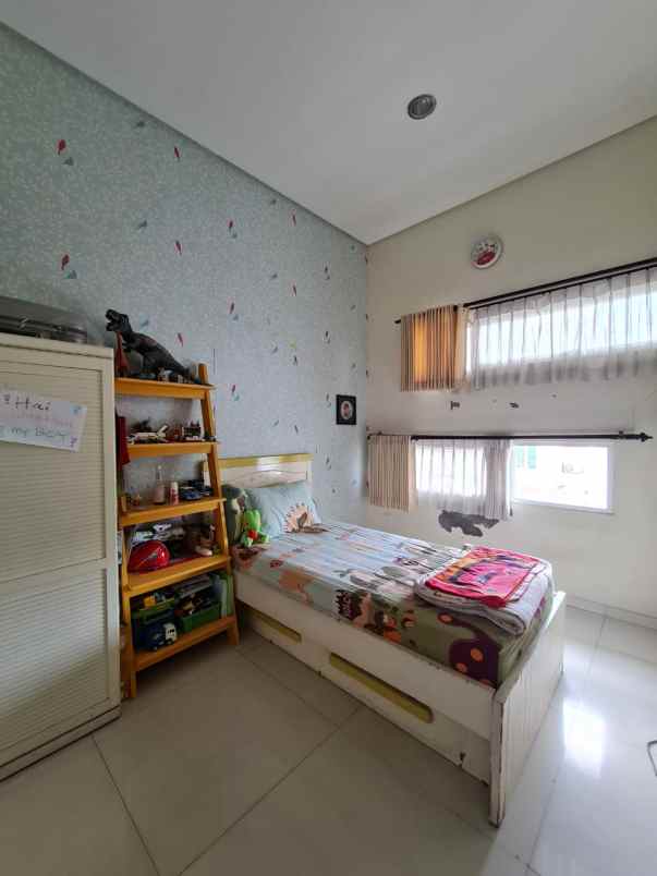 dijual rumah villa valencia