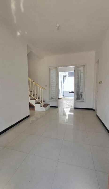 dijual rumah wiguna timur regency