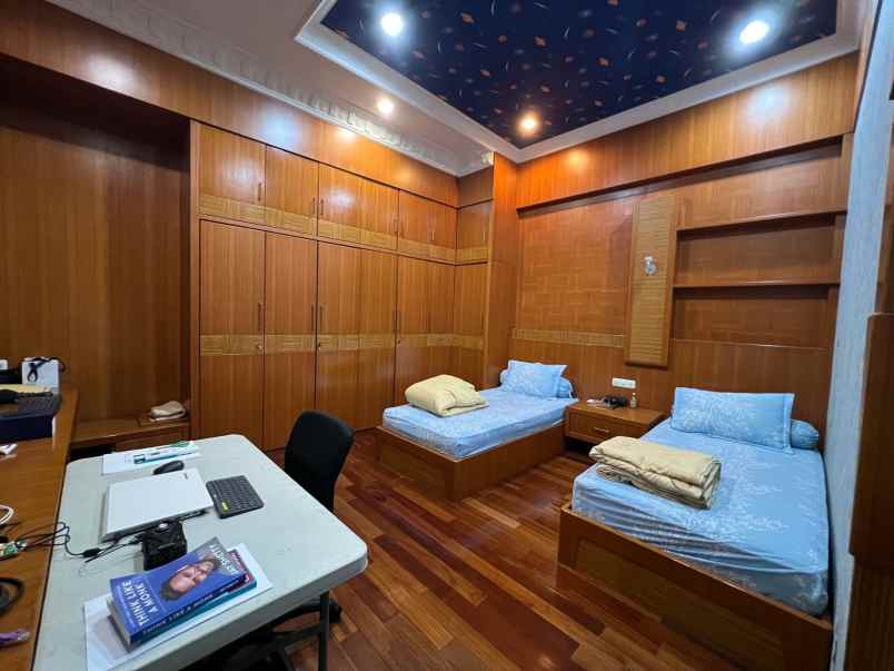 dijual villa komplek cemara asri