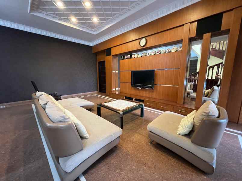 dijual villa komplek cemara asri