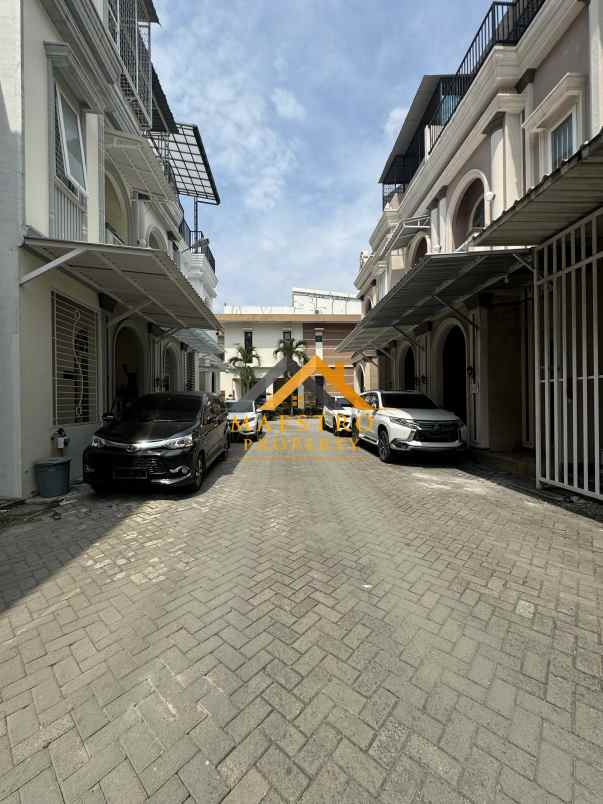 dijual villa komplek cemara asri jalan