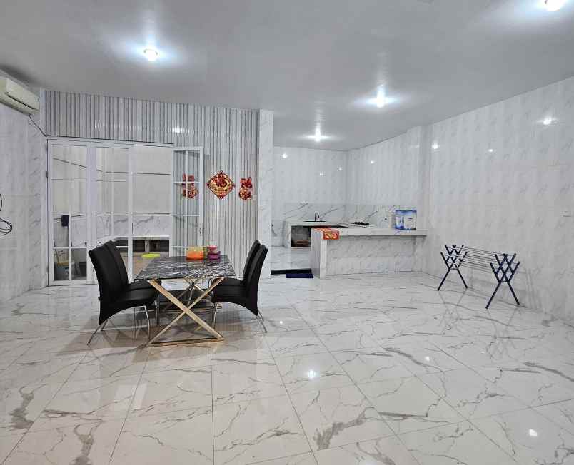 dijual villa komplek citraland gama