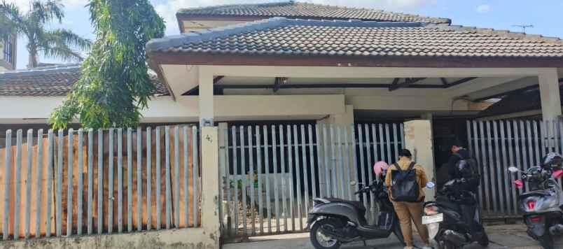 disewakan rumah kayu putih