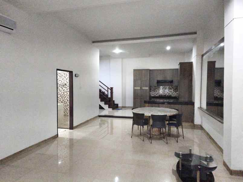 disewakan rumah komplek cemara asri jalan