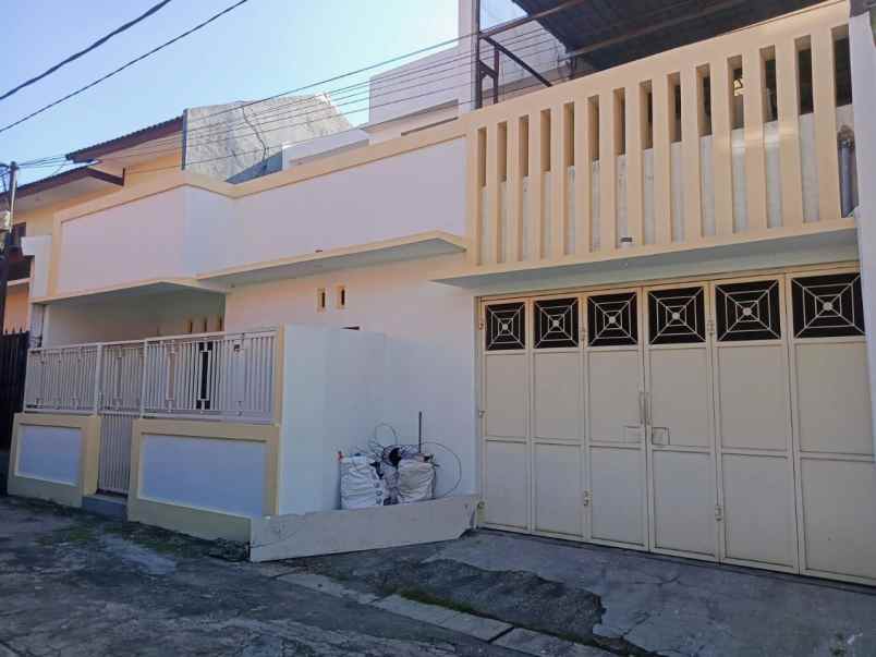 hook american minimalis dua lantai selangkah ke merr