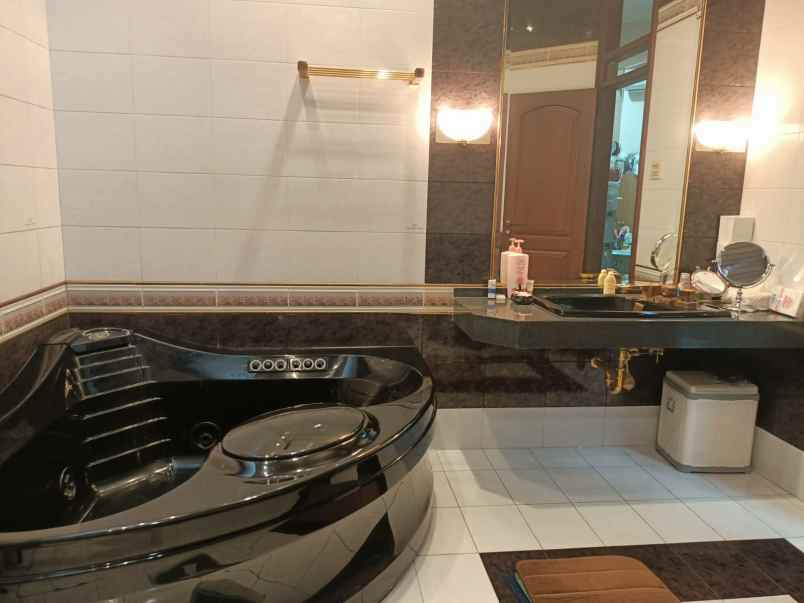 jual rumah ada kolam renang pribadi