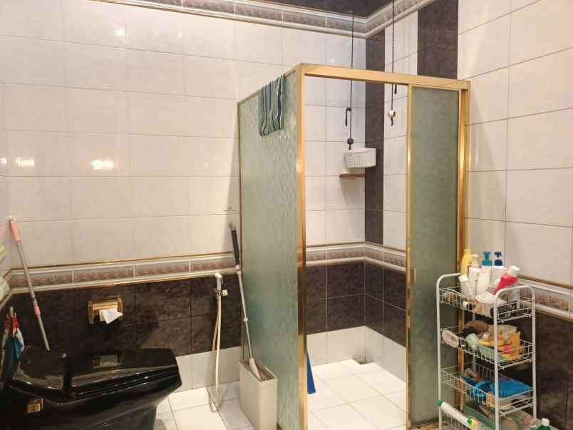 jual rumah ada kolam renang pribadi