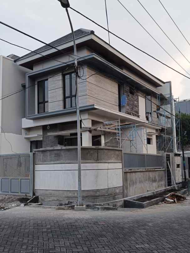 jual rumah modern kontemporer di jln utama wisma mukti