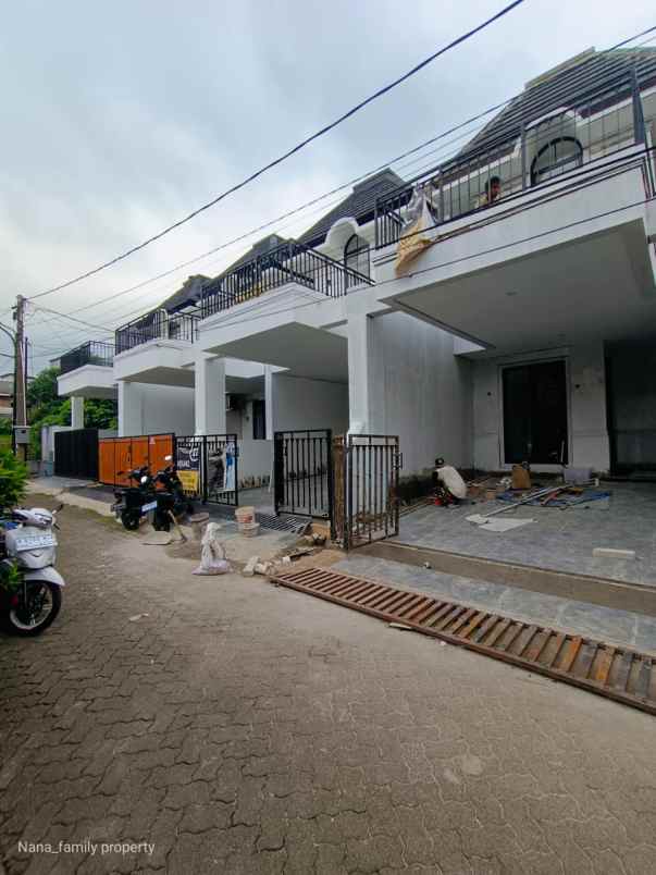 lt 100 m taman balkon rumah baru area bintaro