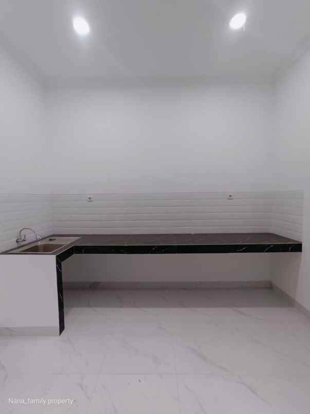 lt 100 m taman balkon rumah baru area bintaro