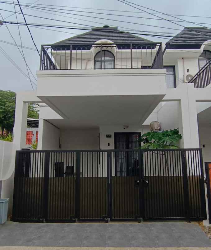 lt 100 m taman balkon rumah baru area bintaro