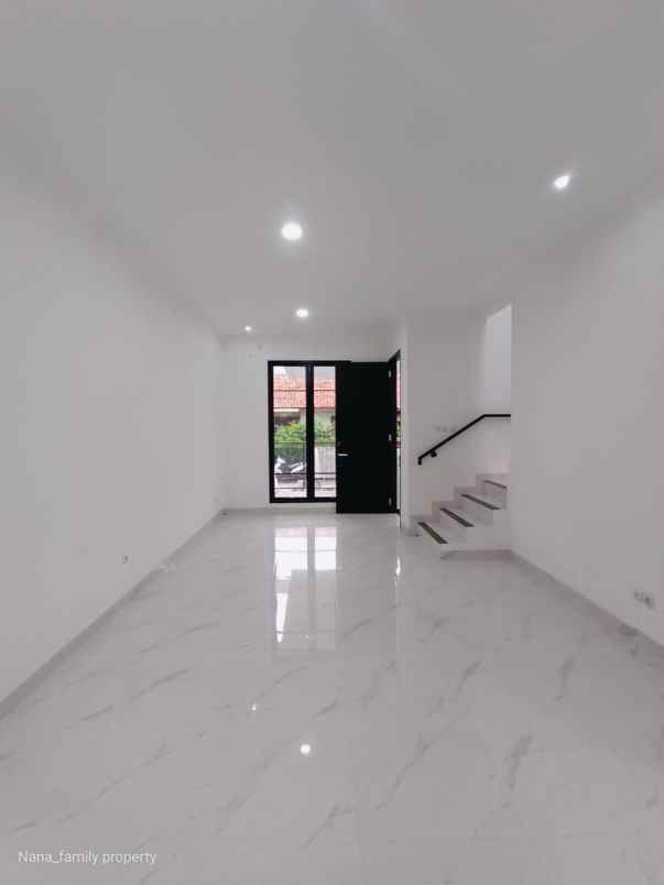 lt 100 m taman balkon rumah baru area bintaro