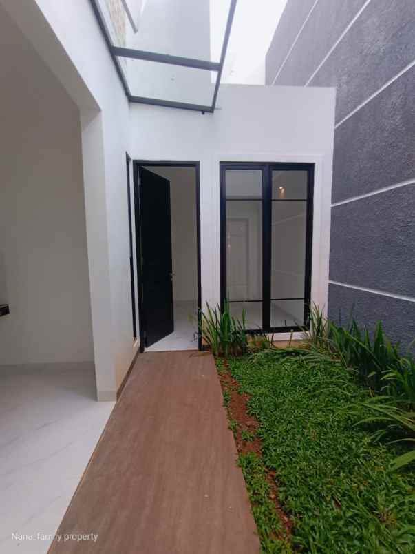 lt 100 m taman balkon rumah baru area bintaro