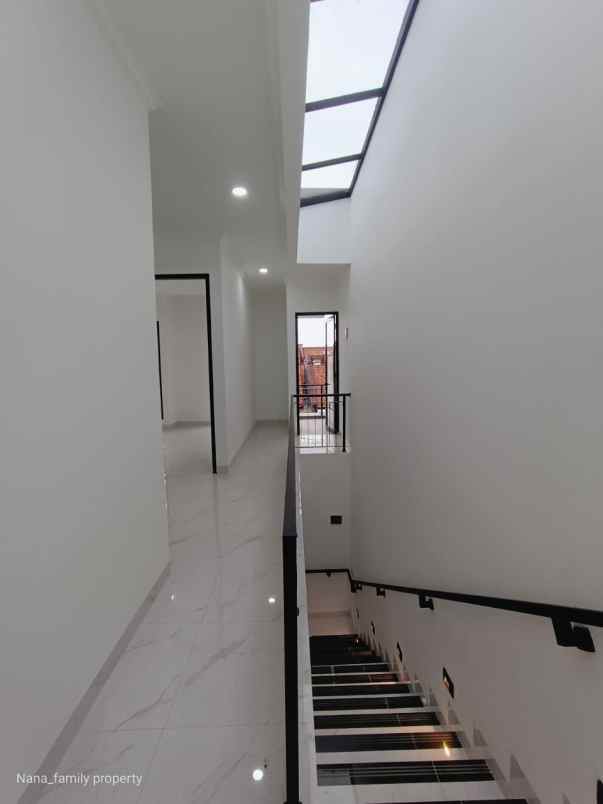 lt 100 m taman balkon rumah baru area bintaro