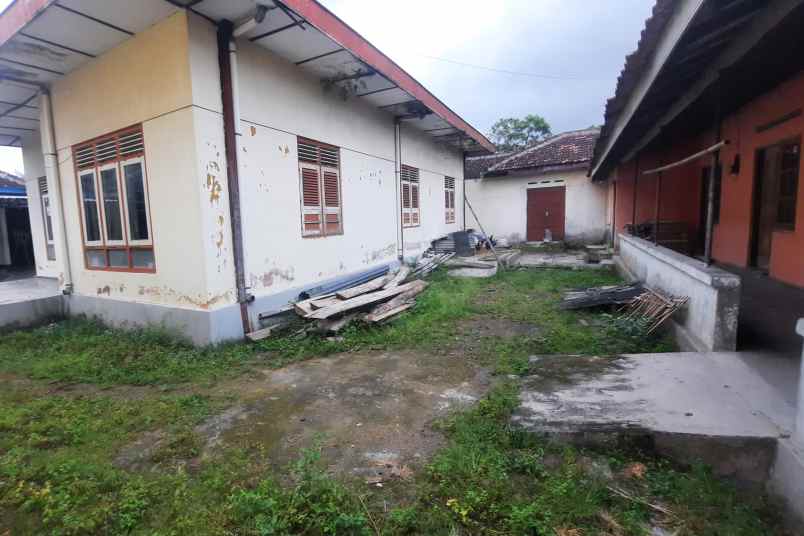 luas 557 m2 100 meter jl degolan uii