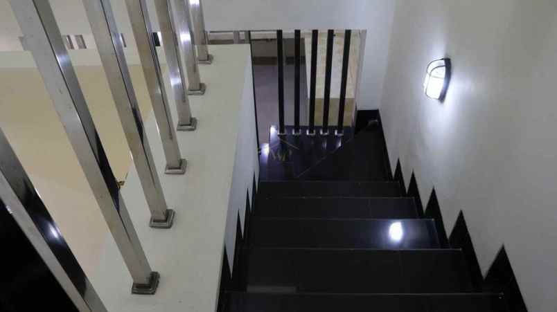 rumah 2 lantai mewah di dalam perumahan elite kalasan