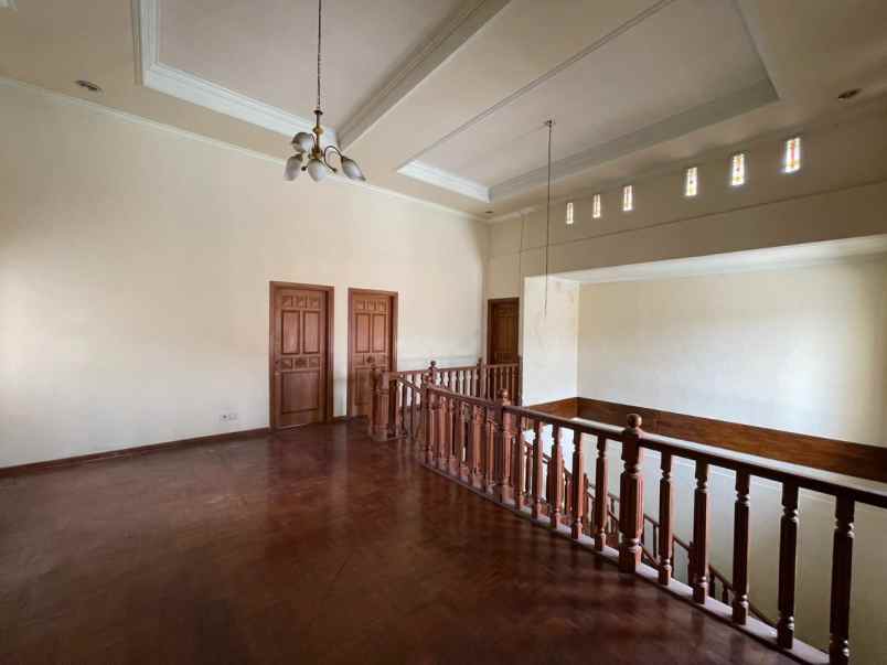 rumah 2 lantai rungkut asri