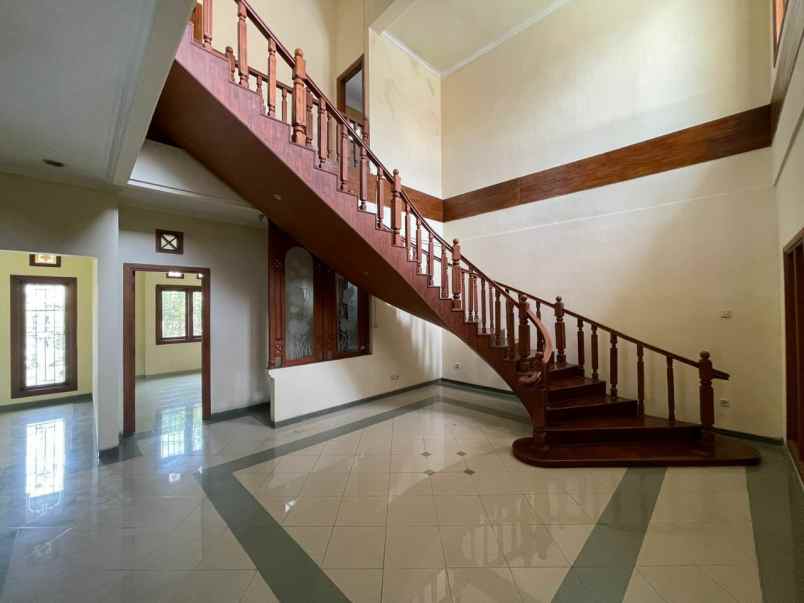 rumah 2 lantai rungkut asri