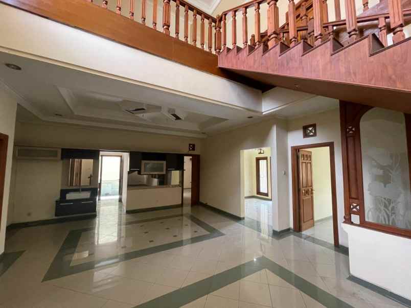 rumah 2 lantai rungkut asri