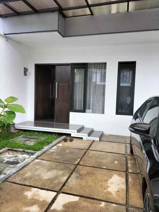 rumah cantik di kawasan cihanjuang sariwangi bandung