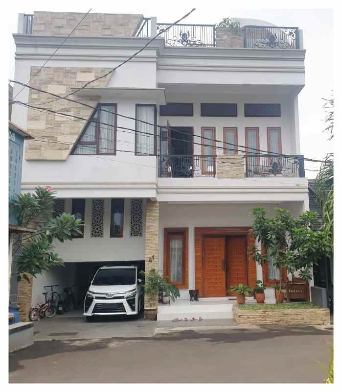 Rumah Cantik Siap Huni Dengan Kolam Renang Di Rooftop Lokasi Strategis
