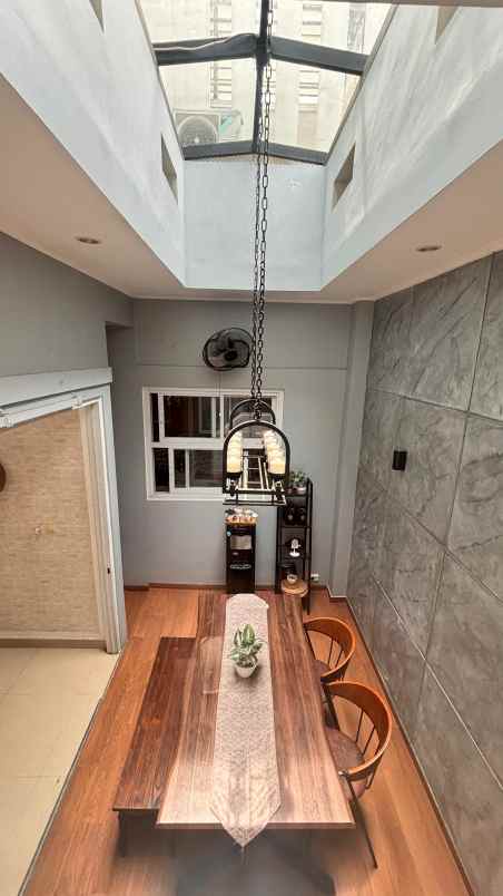 rumah dengan lokasi strategis di de latinos bsd