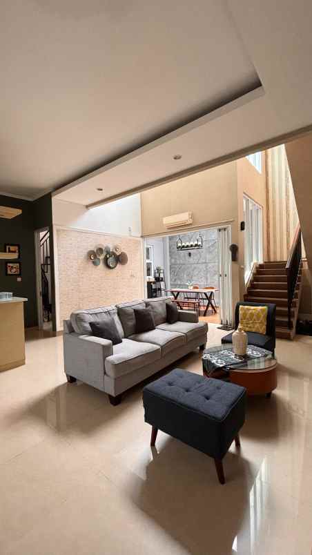 rumah dengan lokasi strategis di de latinos bsd