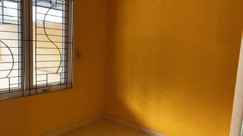 rumah hook strategis di bella residence depok