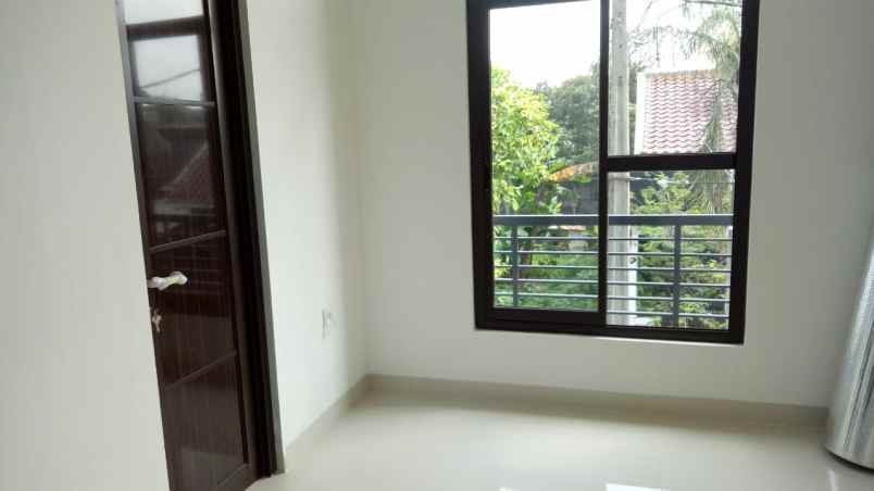 rumah jalan raya cirendeu