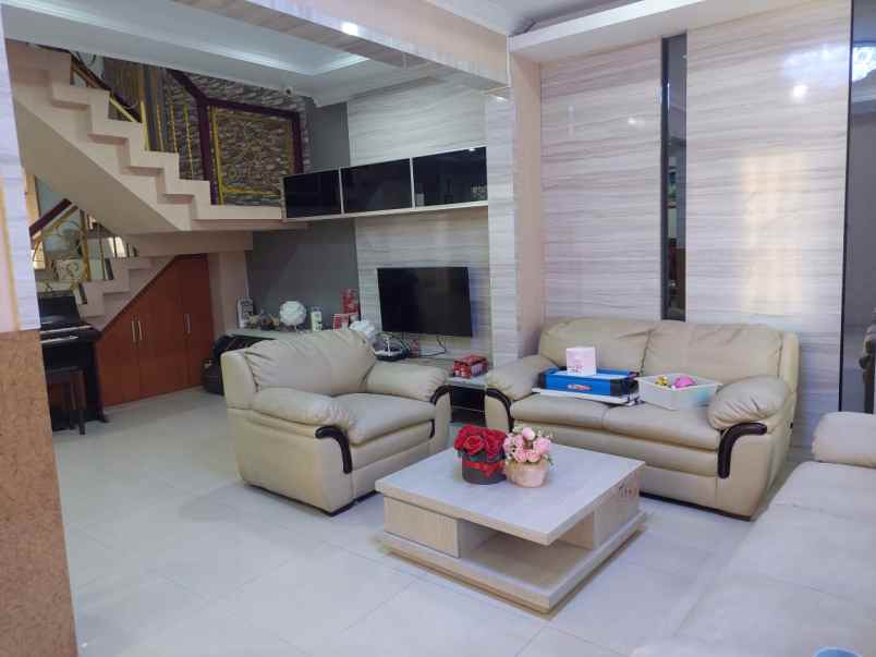 rumah kelapa hijau kelapa gading