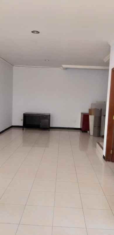 rumah lokasi strategis di kayu putih jakarta timur