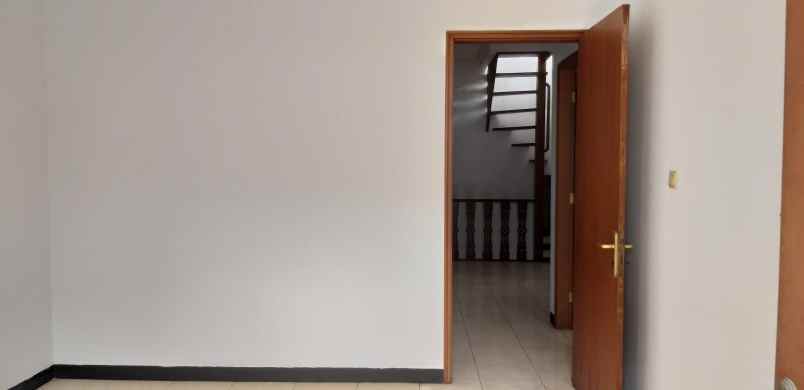 rumah lokasi strategis di kayu putih jakarta timur