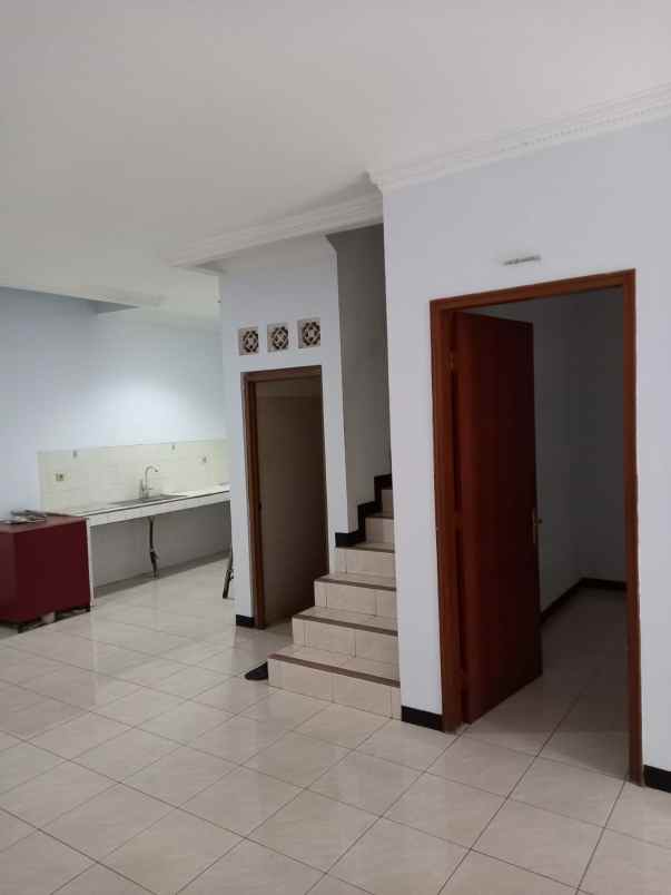 rumah lokasi strategis di kayu putih jakarta timur