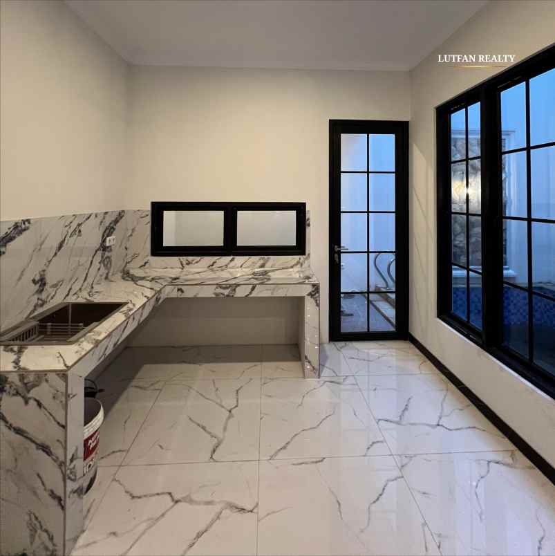 rumah mediterania classic dalam komplek