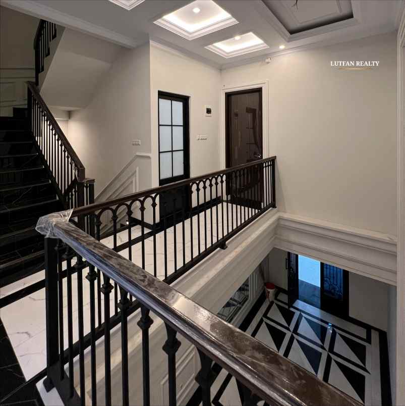 rumah mediterania classic dalam komplek