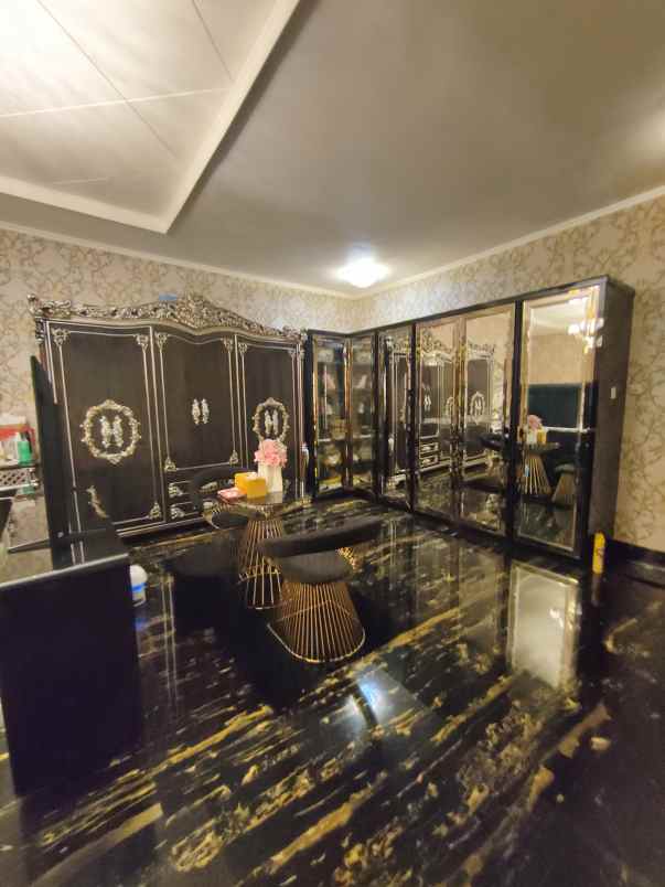 rumah mewah dalam komplek di permata hijau