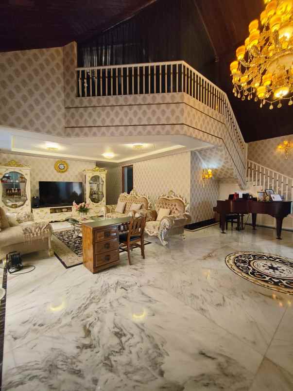 rumah mewah dalam komplek di permata hijau