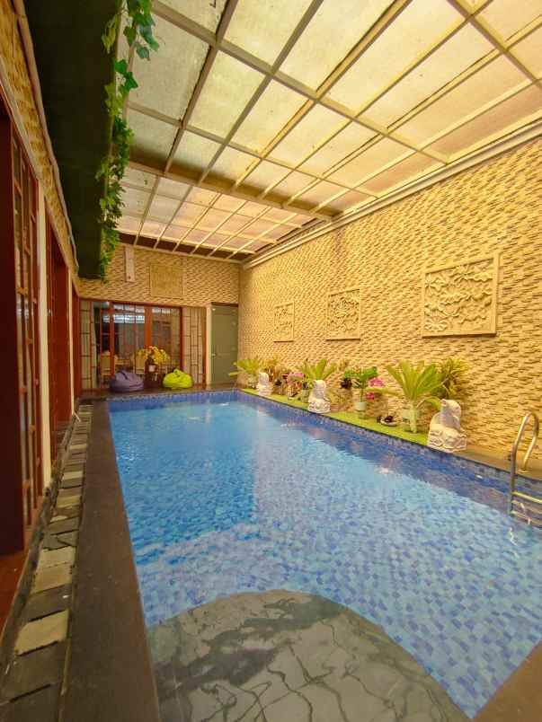 rumah mewah dalam komplek di permata hijau