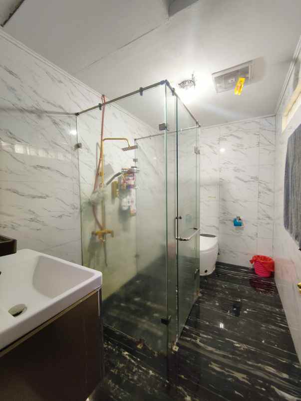 rumah mewah dalam komplek di permata hijau