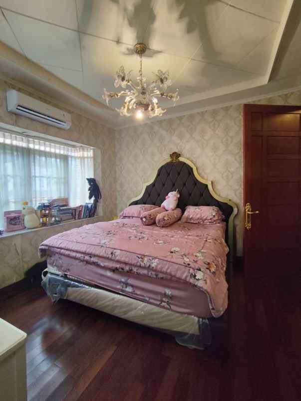 rumah mewah dalam komplek di permata hijau