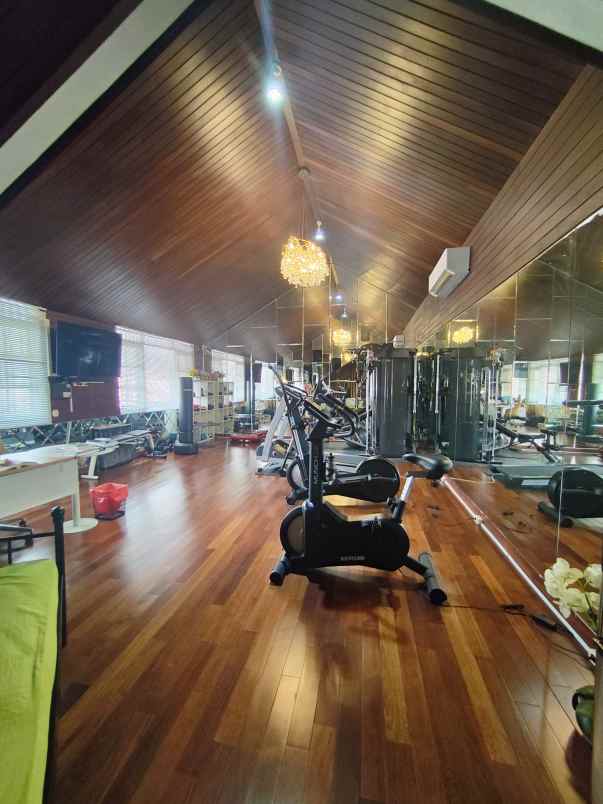 rumah mewah dalam komplek di permata hijau