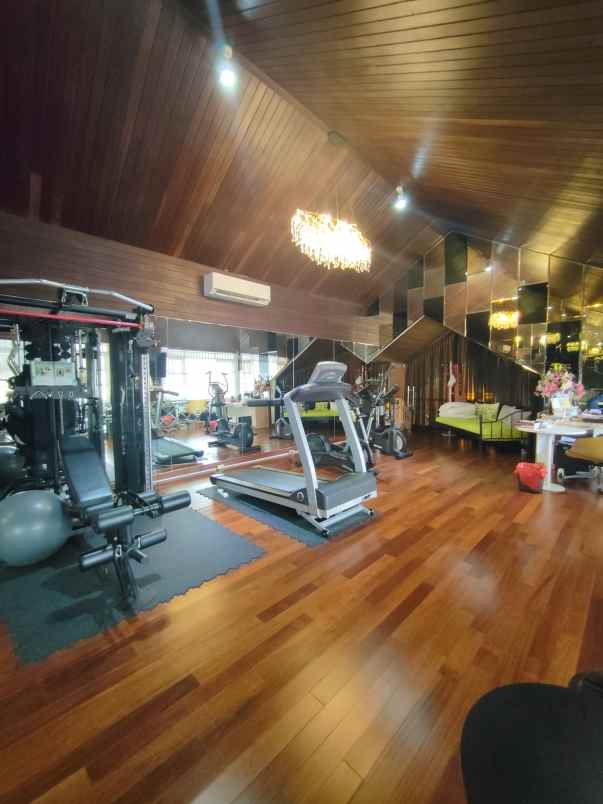 rumah mewah dalam komplek di permata hijau