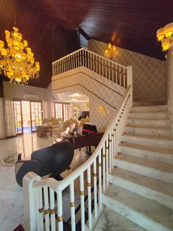 rumah mewah dalam komplek di permata hijau