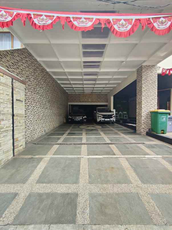 rumah mewah dalam komplek di permata hijau