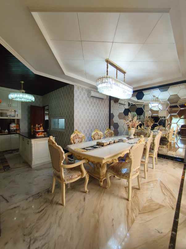 rumah mewah dalam komplek di permata hijau