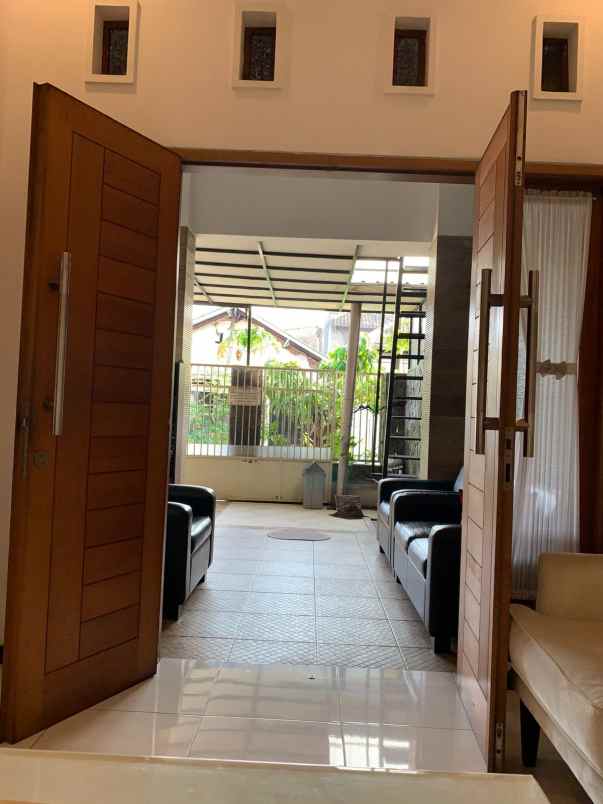 rumah mewah modern lokasi dekat plaza araya