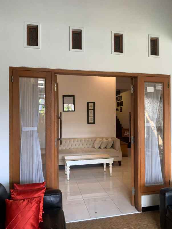 rumah mewah modern lokasi dekat plaza araya