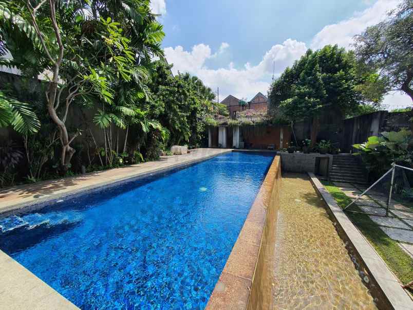 Menciptakan Eksterior Rumah Bergaya Tropis yang Menawan dan Nyaman Menciptakan Eksterior Rumah Bergaya Tropis yang Menawan dan Nyaman